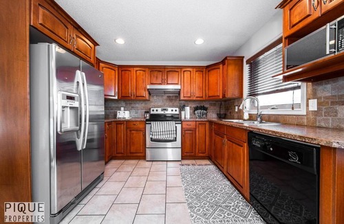 Jasper Place Apartment | Chic 3BR Modern Home - Wi-Fi - Netflix - Sleeps 8!