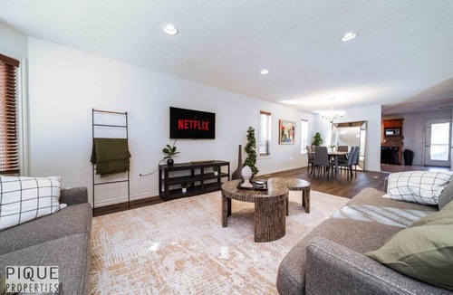 Jasper Place Apartment | Chic 3BR Modern Home - Wi-Fi - Netflix - Sleeps 8!