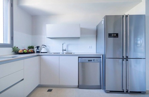 Musrara Apartment | Chic 4 Bedroom Apartment/Parking City Center