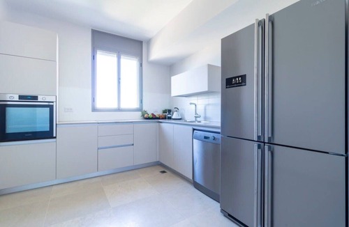 Musrara Apartment | Chic 4 Bedroom Apartment/Parking City Center