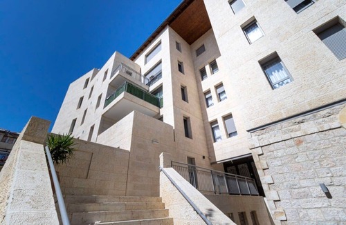Musrara Apartment | Chic 4 Bedroom Apartment/Parking City Center
