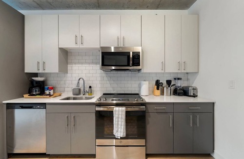 River North Hotel | Chic 4-Bedroom with Skyline Views, Firepit and Gym