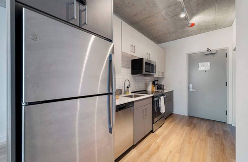 River North Hotel | Chic 4-Bedroom with Skyline Views, Firepit and Gym