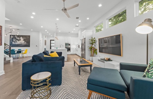 Montopolis House | Chic 4BR Austin Retreat w/Cowboy Pool, Hot Tub & Sauna — Near Downtown