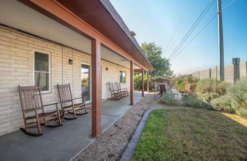 Northeast Heights House | Chic 5 Bed Rooms Boho Retreat with - Games & Outdoor Movies!