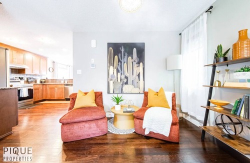 Southeast Edmonton House | Chic 6BDRM Getaway - KingBed - Patio - BBQ - Garage - Wifi