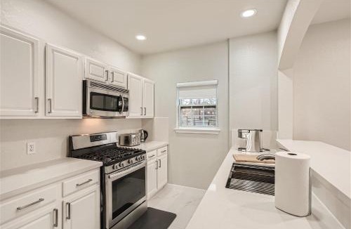 Foster Heights House | Chic 8BR Retreat Central East Austin for Large Groups