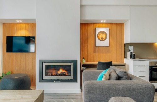 Arthur's Point Apartment | Chic Alpine Penthouse, Cosy with Fabulous Views