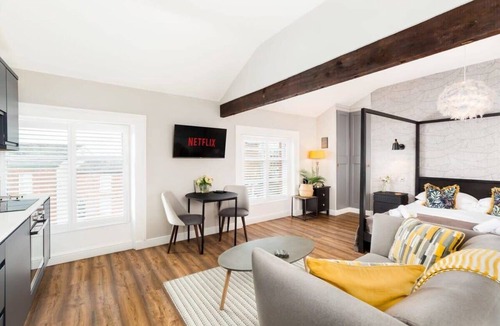 Warrington Apartment | Chic and central studio apartment with parking