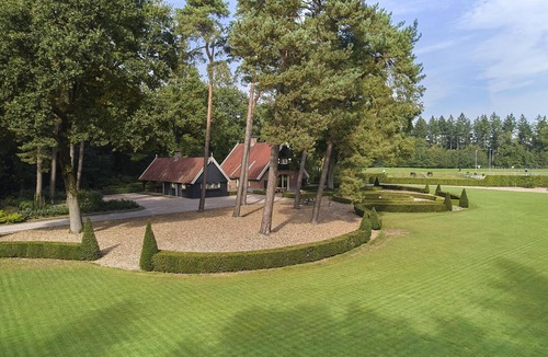 Deurningen House | Chic and classic country house with 4 bathrooms