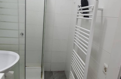 Simmering Apartment | Chic and Comfortable 1-Bedroom Stay in Vienna