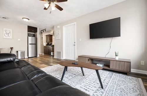 Peoria Apartment | Chic and Comfortable 1BR Apartment near Bradley U