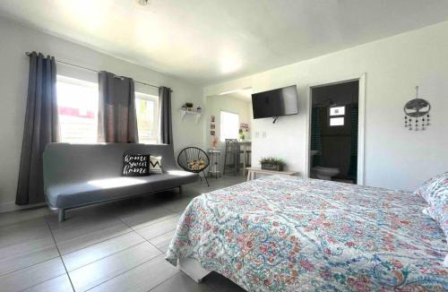 Coral Way Apartment | Chic and Comfortable Studio Free Street Parking