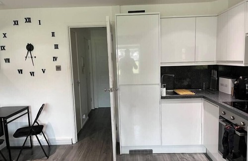 Stone Apartment | Chic and Modern Flat: Perfect for Exploring Kent!