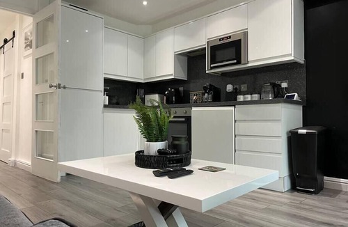 Stone Apartment | Chic and Modern Flat: Perfect for Exploring Kent!