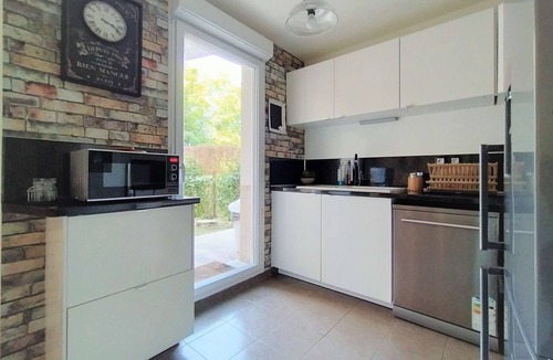 Saint-Denis Apartment | Chic and spacious apart with terrace and parking