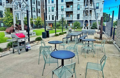 Downtown Des Moines Apartment | Chic and Spacious Retreat – A Modern Escape Awaits You!