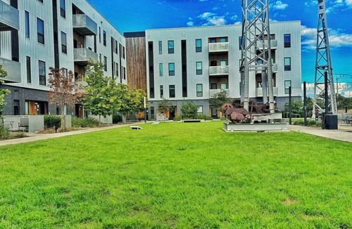 Downtown Des Moines Apartment | Chic and Spacious Retreat – A Modern Escape Awaits You!