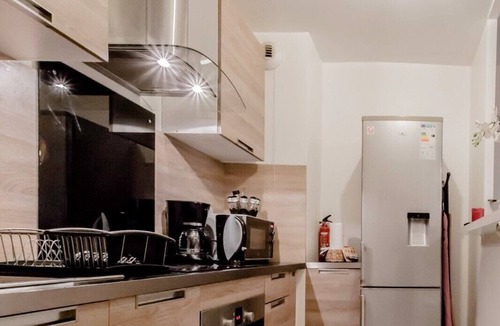 Saint-Denis Apartment | Chic apart with bar in Paris