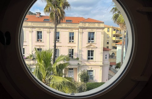 Hyeres City Centre Apartment | Chic apartment between the sea and palm trees