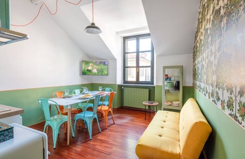 Aurora Apartment | Chic apartment perfect for 6 people is located next to Campus Einaudi, in a area full of clubs and well connected by public transport to reach Porta Nuova, a few steps from the Mole Antonelliana, Piazza Castello and the Porte Palatine. The flat is equipp