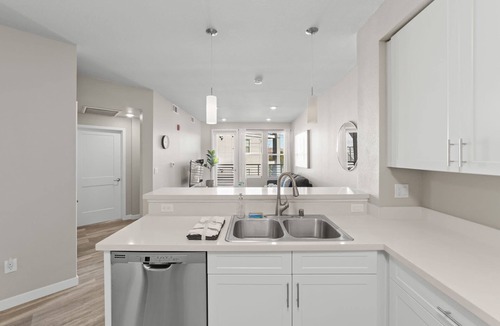 Sparks Apartment | Chic Apt w Jacuzzi Lake Front Nr Casino Imax