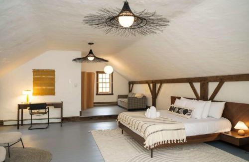 Germantown House | Chic Barn House with Pool