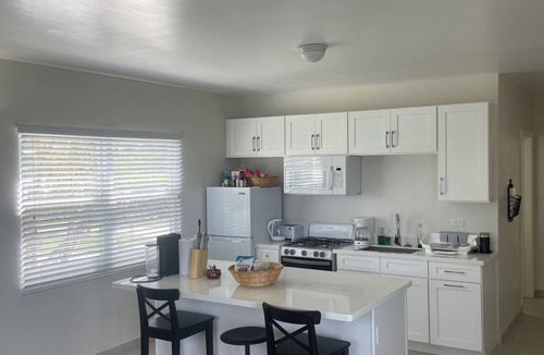 Runaway Bay Villa | Chic Beachside Escape in Marina Bay – Just a few steps away from Sand & Sun!