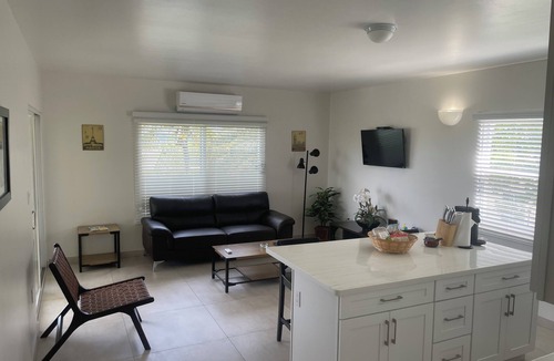 Runaway Bay Villa | Chic Beachside Escape in Marina Bay – Just a few steps away from Sand & Sun!