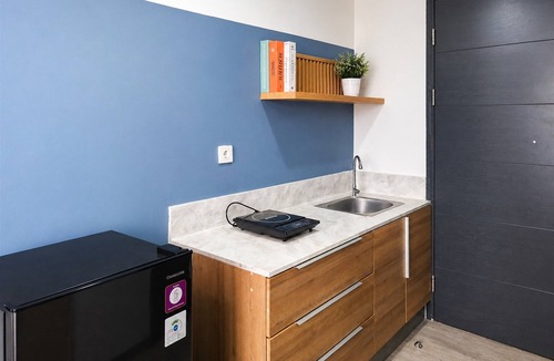 Panunggangan Utara Apartment | Chic Blue Tinted Studio Room At Apartment Collins Boulevard