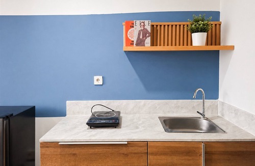 Panunggangan Utara Apartment | Chic Blue Tinted Studio Room At Apartment Collins Boulevard