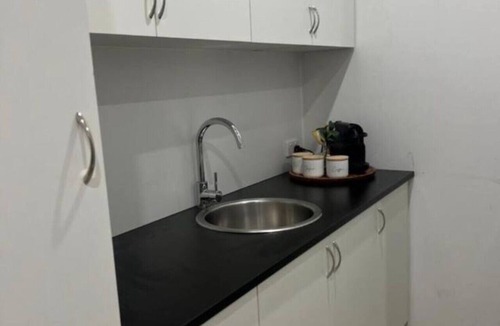 Bondi Beach Cabin | Chic Bondi Studio: 400 mtrs to Surf, Wifi & AC