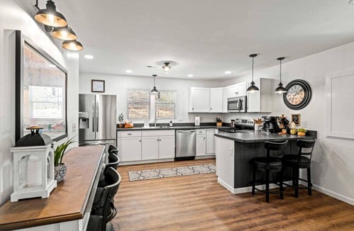 Speedwell Cabin | Chic Cabin with Game Space, Jacuzzi and Private Deck in Tennessee