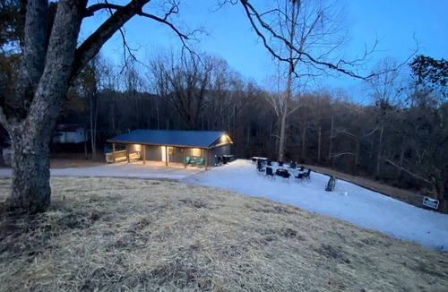 Speedwell Cabin | Chic Cabin with Game Space, Jacuzzi and Private Deck in Tennessee