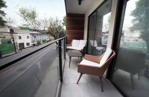 Colonia Cuauhtemoc Apartment | Chic CDMX Haven: Pop Modern Elegance Meets Roma's