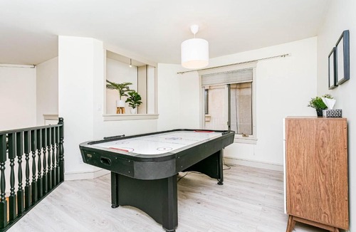 West Edmonton Apartment | Chic Central 4BDRM Home-King Bed-AirHockey-Mins DT
