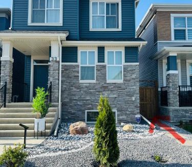 Southwest Calgary House | Chic City Escape- come experience tranquility!