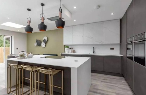 Duddingston Villa | Chic City Villa with Garden and Hot Tub