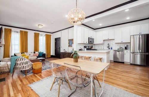 Victorian Village Apartment | Chic & Clean | Walkable to Everything | Smart TV