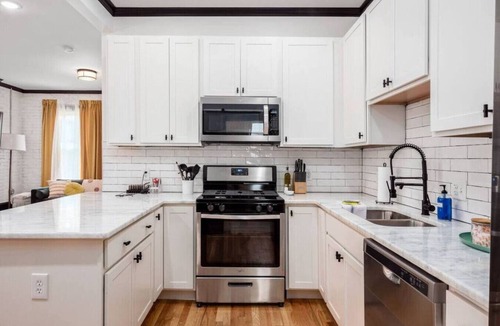 Victorian Village Apartment | Chic & Clean | Walkable to Everything | Smart TV