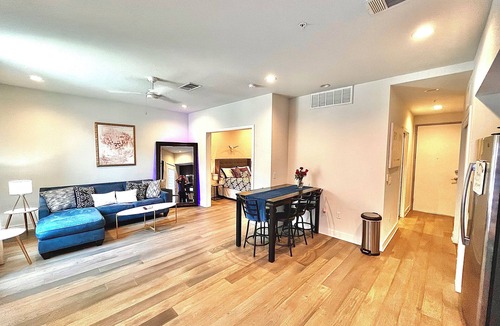 East Cesar Chavez Condo | Chic Condo Trendy Eastside Early Check-In!