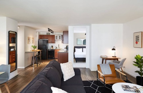 Streeterville Apartment | Chic Corner 2BR in Streeterville | Roof Deck | Lake Views
