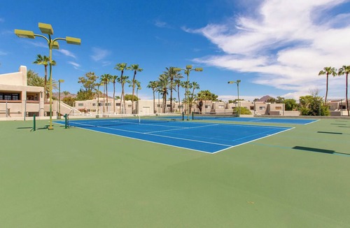 Biltmore Courts House | Chic & Cozy Modern 2-bed/2 bath Ground Floor Bungalow in exclusive Biltmore area