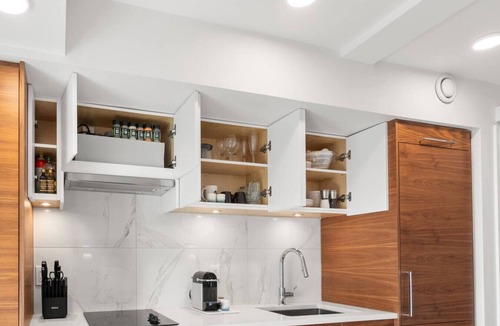 Lower Lonsdale Apartment | Chic & Cozy Studio w/Patio| Fast WiFi| Nespresso