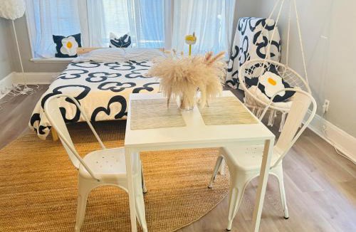 Midtown Apartment | Chic & Cozy Studio Retreat