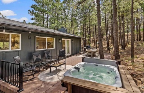 Flagstaff House | Chic Design, Hottub, MtnView, Quiet cul-de-sac