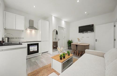 Abbey Road Apartment | Chic Designer 2BR Flat on Iconic Abbey Road