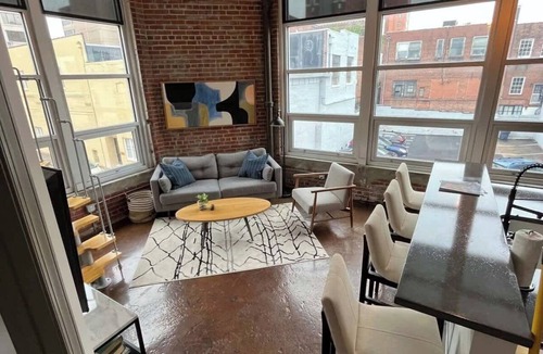 Roanoke Apartment | Chic downtown 1BR with study loft