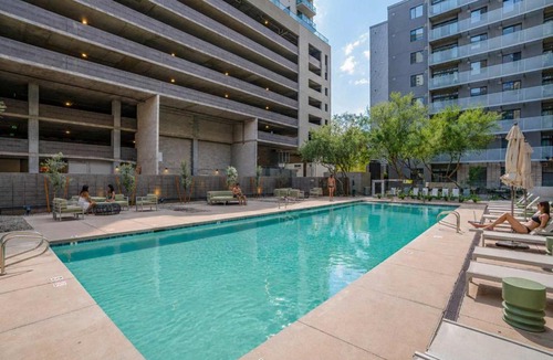 Evans Churchill Apartment | Chic Downtown 2-Bedroom Pool Gym Parking