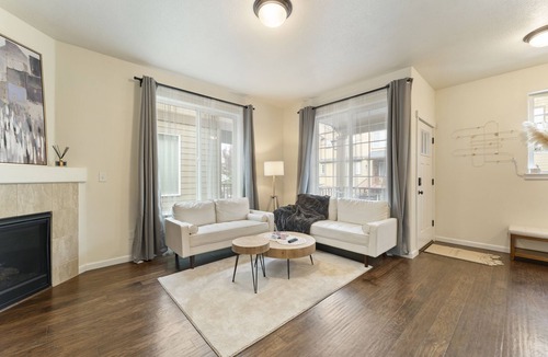 Five Oaks House | Chic Dwelling for Business & Leisure! 3B, 2.5B Townhome